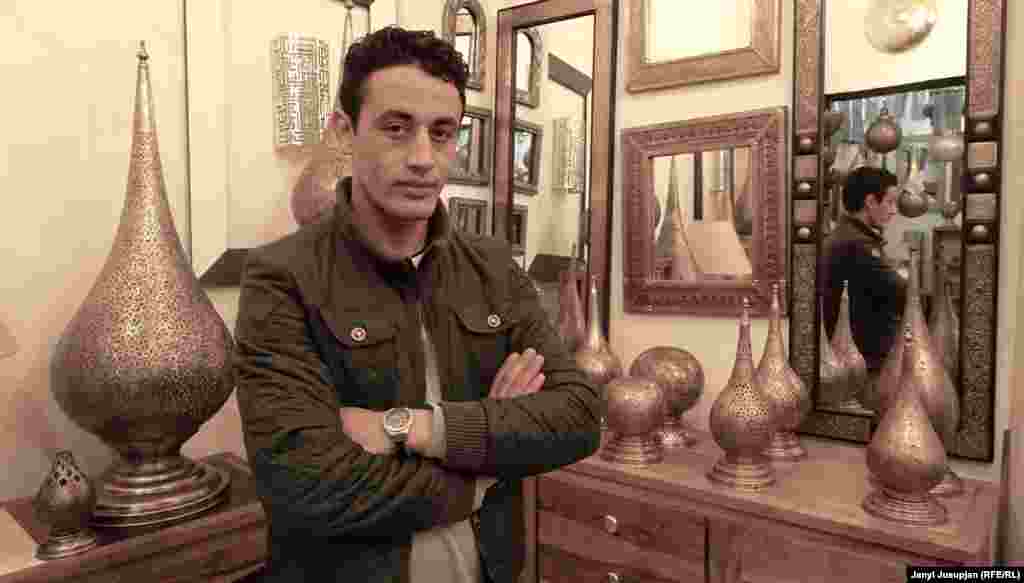 Симе &ndash; молодой дизайнер из Маррокеш. Он работает в магазине, где где продают произведенную им мебель. Обеденный стол изготовлен из цельного орехового дерева с 6 стульями, стол стоит около 1 тысячи евро плюс расходы по доставке. Однако даже с перевозкой этот стол стоит дешевле, чем в Париже, более того, он очень красивый. Большинство покупателей Симе &ndash; туристы, 20 процентов из них франзуцы &ndash; бывшие колонизаторы.