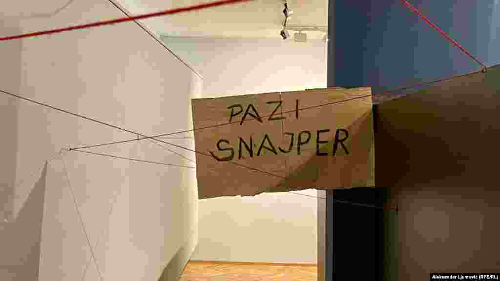 Natpis simbolizuje svakodnevni rizik i opasnost kroz koje su prolazili stanovnici Sarajeva tokom dugotrajne opsade. Ulice su bile bojno polje, a svaki izlazak iz zaklona mogao je značiti smrt zbog snajperske vatre sa okolnih brda.