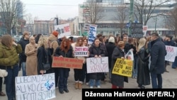 Студенти и граѓани протестираат во Сараево: „Кој е одговорен за смртта на 27 лица?