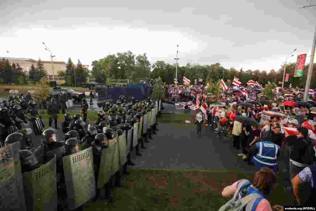 Паміж пратэстоўцамі і кардонам узброеных сілавікоў каля Палацу Незалежнасьці, рэзыдэнцыі Аляксандра Лукашэнкі, некалькі мэтраў.