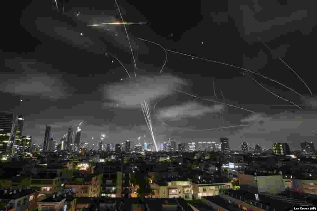 Sistemi izraelit i mbrojtjes ajrore, Kupola e Hekurt, duke shtënë për të penguar raketa gjatë një sulmi iranian mbi Tel Aviv, në orët e hershme të 18 qershorit.