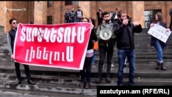 Давид Петросян и Ваан Костанян во время одной из акций протеста, Ереван, 7 ноября 2017 г.