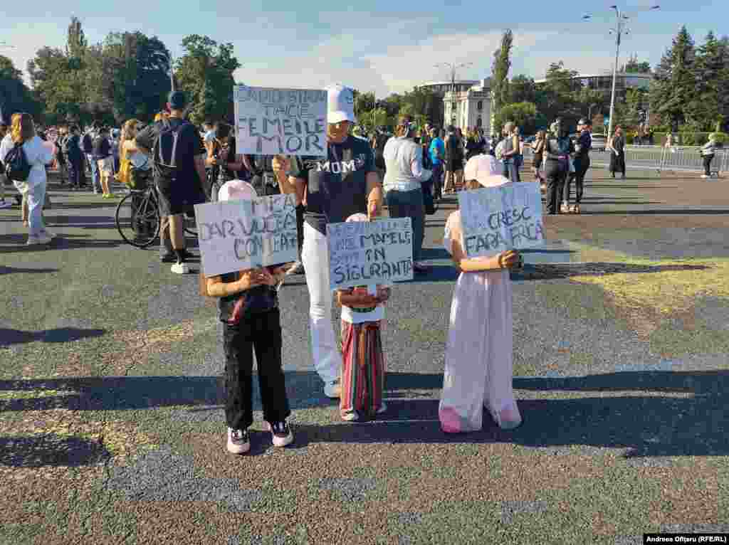 Copii, la protest. Teodora Marcu a fost a 25-a femeie omorâtă în România în ultimele cinci luni. Ucigașul ei s-a sinucis la scurt timp după ce a împușcat-o. 