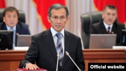 Жоомарт Оторбаев биринчи вице-премьер-министрлик кызматка киришээр алдында парламентте ант берип жатат. 12-сентябрь, 2012.        