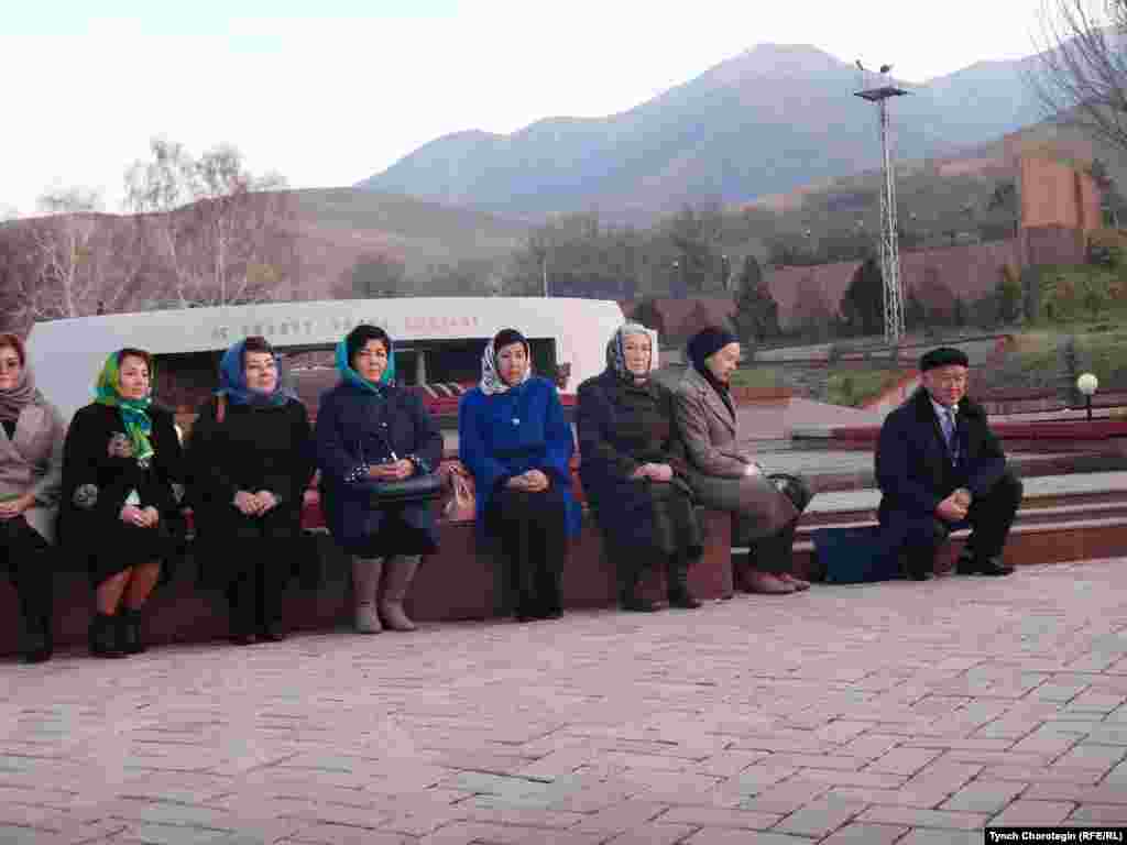 "Сталиндик репрессиянын күнөөсүз курмандыктары элдин эсинде" аттуу эл аралык илимий жыйын күнү. "Ата Бейит" эскерүү жайында. 08.11.2017.