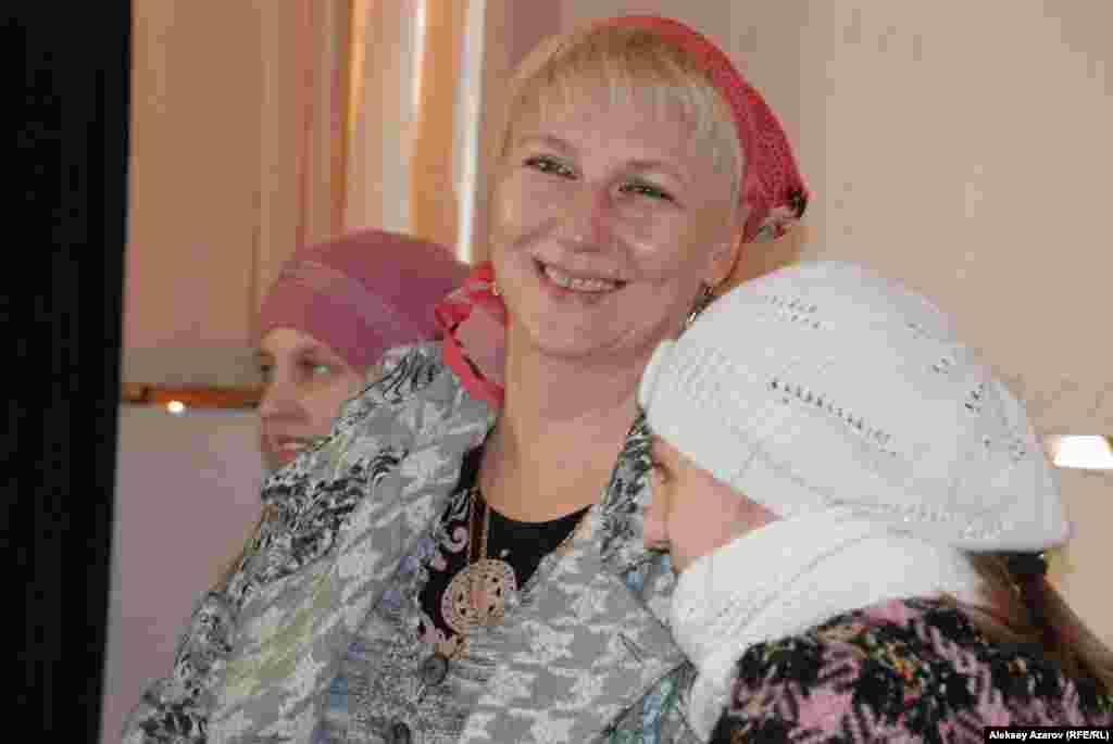 Участница Фестиваля постной кухни. В тех или иных храмах есть даже повара, которые и готовили блюда для фестиваля. Им помогали прихожане. Каждый храм на фестивале был представлен группой из нескольких человек, готовивших блюда. Все блюда были приготовлены заранее. Алматы, 1 марта 2015 года.