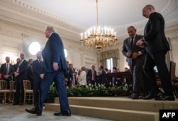 Tramp Ağ evdə Əliyev və Paşinyan ilə üçtərəfli saziş imzaladıqdan sonra səhnəni tərk edir.