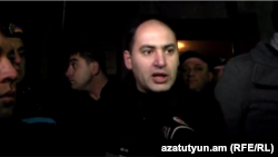 Депутат Мартун Григорян перед зданием прокуратуры Ширакской области в Гюмри, 15 января 2015 г․