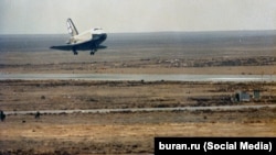 Момент посадки багаторазового орбітального корабля «Буран». Космодром Байконур, 15 листопада 1988 року