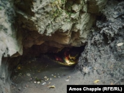 Kristek se strecoară prin intrarea unei mine de uraniu abandonate din sudul Boemiei.