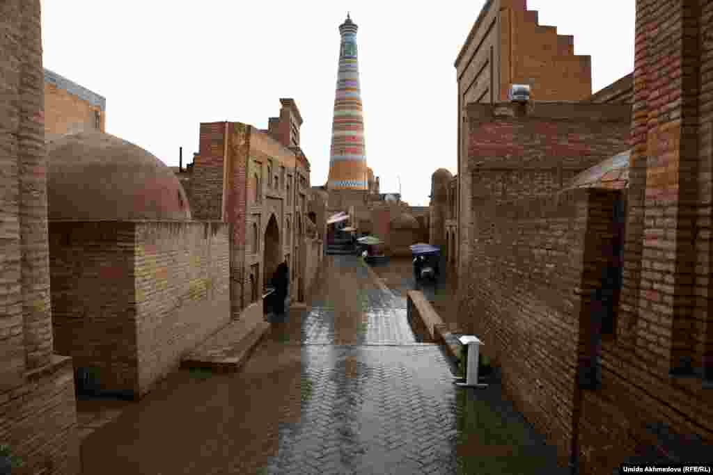 Хиуа қаласының "Ишанқала тарихи" комплексіндегі Серғазы хан медресесі (оң жақта). Жергілікті қазақтар бұл медреседе Маңғыстау өлкесінен шыққан пір Бекет Ата (1750&mdash;1813) оқыған деп сенеді.