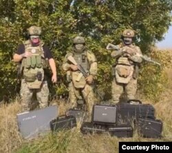 Российские военные с "гуманитарной" помощью