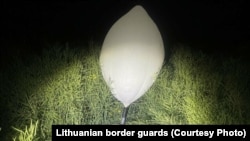 Ehhez hasonló léggömböket használnak a csempészek az áru átjuttatására Belaruszból. Litván határőrök fotója