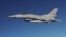 Archív kép egy F-16-os vadászgépről a NATO légvédelmi gyakorlatán a közép-lengyelországi Lask légibázis közelében, 2022. október 12-én