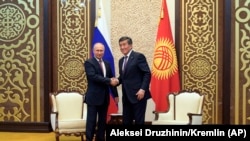 Владимир Путин жана Сооронбай Жээнбеков. 