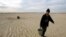 Житель побережья Аральского моря в Каракалпакстане несет воду. Иллюстративное фото. 