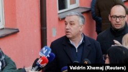 Zlatan Elek razgovara s novinarima. Fotografija iz arhive.