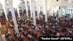 Праздничная молитва в честь окончания священного месяца Рамазан в центральной мечети Душанбе. Архивное фото
