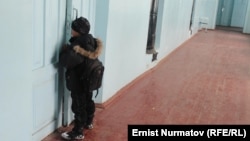 Сүрөттөгү баланын макалага тиешеси жок. 