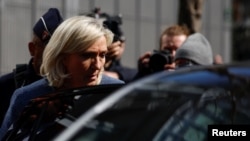 O instanță din Franţa a decis că Marine Le Pen nu va putea candida la vreo funcţie publică timp de cinci ani. Decizia pronunțată în ultima zi din luna martie are efect imediat.