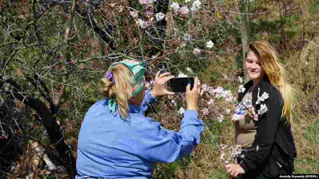А потім сім'я виноградарів влаштувала імпровізовану фотосесію на тлі квітучого мигдалю
