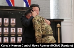 Kim Jong-un îmbrățișează un soldat ce plânge la pieptul său, participant la luptele din regiunea rusă Kursk, 22 august 2025