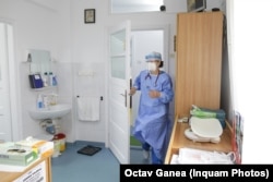 Cabinetele medicilor de familie dispun de tehnologii limitate în a-i putea evalua pe pacienți pentru viitoarele rețete antivirale împotriva Covid. În acest sens, noile centre ambulatorii de evaluare și testare vor fi pregătite să preia cazurile simptomatice ușoare sau medii.