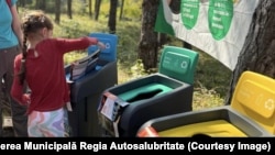 Angajații întreprinderii municipale Regia „Autosalubritate” participă la Festivalul Pădurilor, unde le arată copiilor cum să sorteze corect deșeurile și în ce tomberon trebuie depus fiecare tip de deșeu.