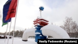 Ілюстрацыйнае фота. Мадэль нафтаправоду каля ўваходу на ААТ «Гомельтранснафта Дружба», Мазыр