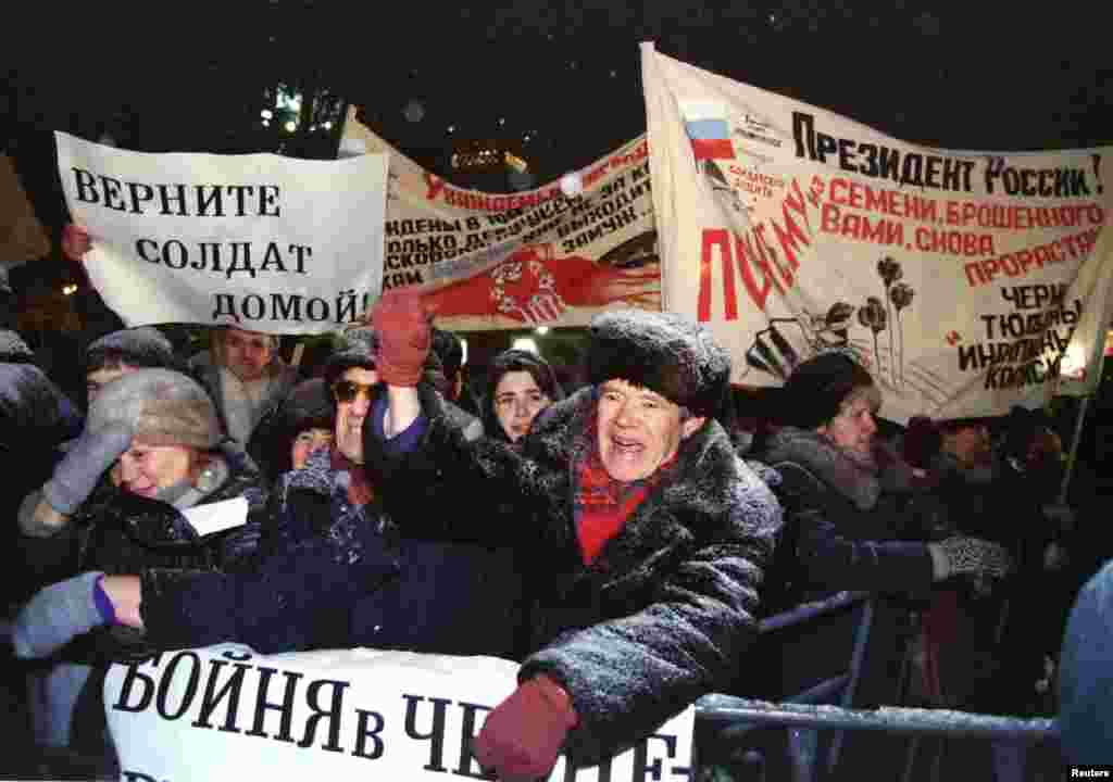 Нохчийчохь бечу тIемашна дуьхьало йеш арабевлла нах 1995-чу шеран дечкен-беттан 10-чу дийнахь Москвахь лозунгаш кхайкхош бу плакаташ карахь. Дуьхьалонан акци вовшахтоьхнарг яра "Оьрсийчоьнан харжам" цӀе йолу демократин парти. &nbsp;