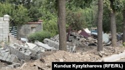 Чыңгыз Айтматов проспектисинин боюндагы бузулган дубал, 27-май, 2025-жыл.