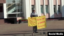 Альбер Разин ялгыз пикетка чыккан