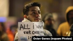 Un demonstrant împotriva influenței rusești în politica românească, la 5 decembrie, la București.