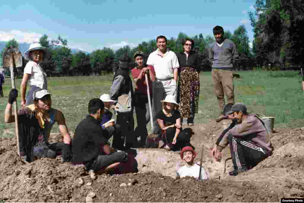 Кочкор-Башы шаар чалдыбарындагы археологиялык казуу учуру. 01.7.2011. - Кочкор өрөөнүндөгү Төрт-Күл (Кочкор-Башы) шаар чалдыбарын казуу маалында. Казууну Кыргыз Улуттук Университетинин окумуштуулары жана тарыхчы студенттери жүргүздү.  Археолог Ороз Солтобаевдин “Азаттыкка” белекке берген сүрөтү. 01.7.11.   