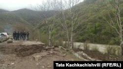 პოლიცია კვლავ დგას იმ ადგილას, სადაც კარვები იდგა