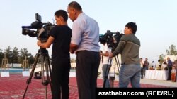 Filmiň surata düşüriliş işlerine kömek bermekden ýüz öwrenleriň işinden kowuljakdygy bilen haýbat atylýandygy aýdylýar.