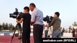 В Туркменистане практика предварительной подготовки репортажей для государственного телевидения о различных мероприятиях существует уже более двадцати лет. (Фото из архива)