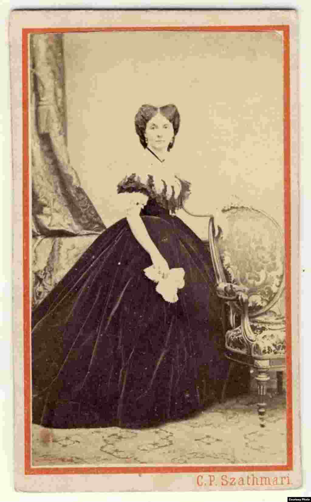 Elena Cuza, născută Rosetti, soția lui Alexandru Ioan Cuza. I-a adus soțului o zestre impresionantă, dar a fost prost răsplătită. Boieroaică de viță-veche, femeie rafinată și discretă, trecea cu stoicism peste escapadele soțului. A fost chiar de acord să înfieze fii nelegitimi ai soțului, cu Maria Obrenovici, dar se pare că tocmai această decizie a grăbit înlăturarea lui Alexandru Ioan Cuza de la tron. Liberalii și conservatorii care l-au adus la putere se temeau că va întemeia în acest fel o dinastie personală. Or, cererea Adunărilor Ad Hoc din 1857-1858 era aducerea pe tron a unui principe străin, neapărat dintr-o dinastie occidentală. O dinastie Cuza avea toate datele instabilității.&nbsp;