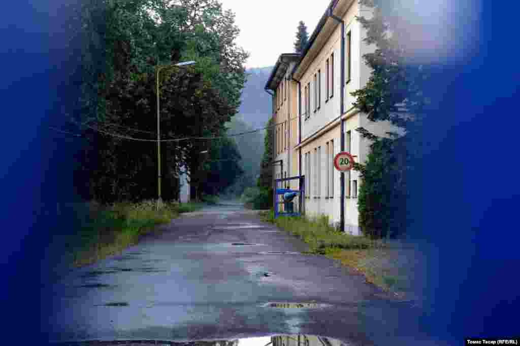 Имараттын бир бөлүгү кароосуз калган жана талкалануу абалында турат. "Жылаңач дубалдар, чатырынан суу тамат", - деп айтты күркөдөн бир нерсе сатып алып жаткан адам. Анын айтымында, заводдо жабдуулар жок, бирок аймак бош эмес. Мурдагы кызматкер болжол менен эки компания бул жерди ижарага алганын кабарлады.