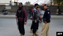 پولیس سرتېري په پېښور کې پر یو سړک پهره کوي - انځور له ارشیفه. 