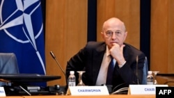 Secretarul general adjunct al NATO, Mircea Geoană, prezidează o sesiune a Consiliului Atlanticului de Nord (NAC) cu Consiliul de Miniștri al Bosniei și Herțegovinei, la Sarajevo, pe 1 februarie 2024.