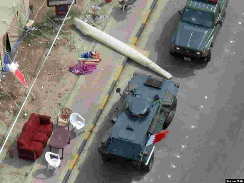 Бахрейн. Ордо шаар Манаманын Бермет аянтынан көрүнүш. 4-сүрөт. 17.3.2011. Nick. - 2011-жылдын 17-мартында (бейшембиде) Бахрейн падышалыгынын коопсуздук күчтөрү Манама шаарынын көчөлөрүн жана аянттарын көзөмөлдөөсүн улантты.  Алар шийи араптар басымдуулук кылган демонстранттарды 16-мартта күч менен таркаткан. Ишкер Ник “Азаттыкка” жиберген сүрөттөрдөн. Манама ш., Бахрейн. 17.03.2011. № 4-сүрөт.