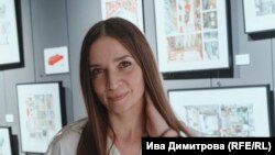 Боряна Илиева пред картини от изложбата ѝ „Филмови къщи“ в Дома на киното в София