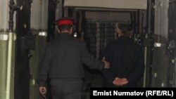 Террорчул топтун жетекчиси деп шектелген Бахрам Мамасадыков Ош ШИИБнин убактылуу кармоочу жайына киргизилди. 19-февраль, 2014.
