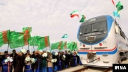 Иран, түркмөн жана казак президенттери үч өлкөнү бириктирген темир жолдун ачылыш аземине катышты. 03.12.2014.