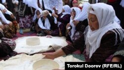 Көк-Таш айылындагы ун элеп отурган апалар.  Баткен