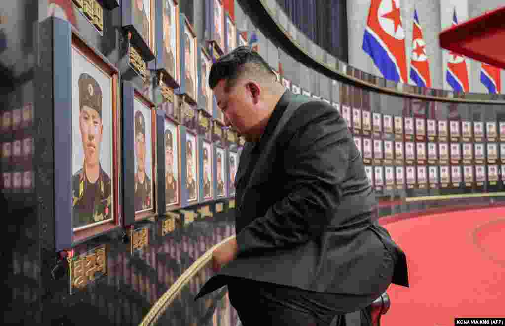 Ким Чен Ын Орусиянын Курск облусунда курман болгон 101 аскерине арналган мемориал алдында. Пхеньян. Сүрөт быйыл август айында жарыяланды.Түштүк Корея өз маалыматына таянып Курскиде каза тапкан түндүккореялыктардын саны 2 миңге жетерин билдирген.