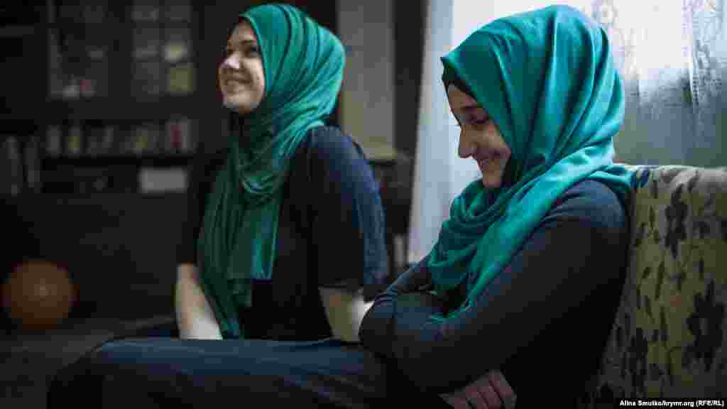 Гульсум і Саліме. Після арешту батька дівчата активно поширюють в соцмережах інформацію про політв'язнів у Криму