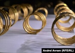 Brățări dacice expuse la Muzeul Național de Istorie a României.