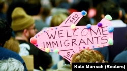АКШда Трамптын миграция боюнча жарлыгына каршы акция маалында тартылган сүрөт.